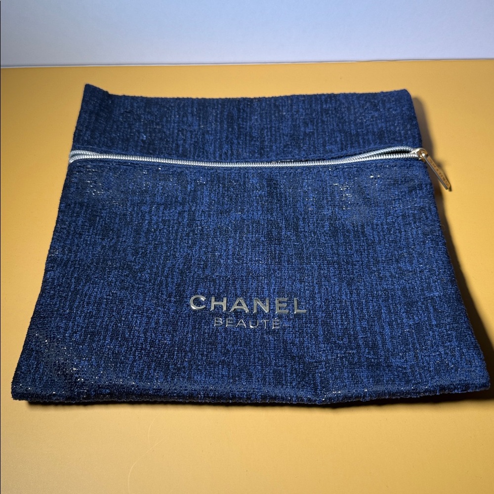 CHANEL Beauté Navy Pouch with Zipper